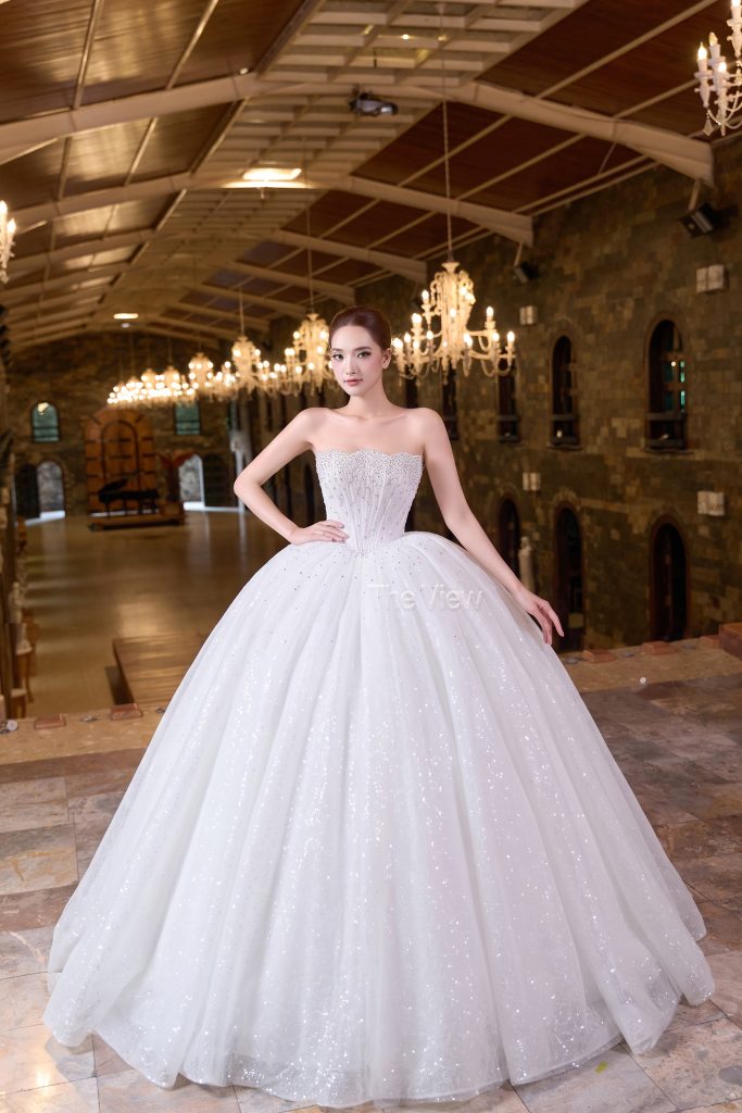 Váy Cưới Đứng Cổng Lộng Lẫy Giúp Cô Dâu Tỏa Sáng Khi Đón Khách