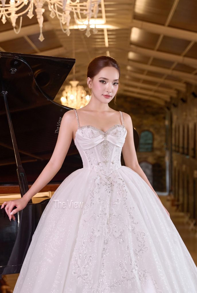Váy Cưới Đứng Cổng 2 dây Sang Trọng Hoành Tráng mã 673