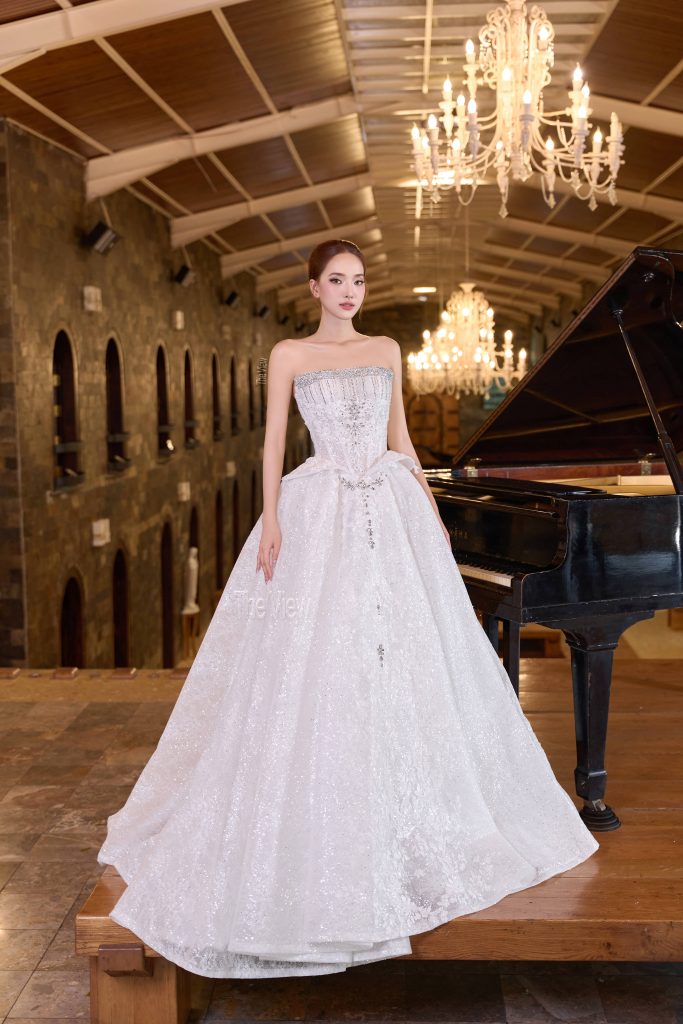 Váy cưới Peplum sang trọng họa tiết ren hoàng gia mặc đại lễ 