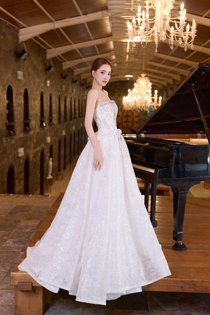 Váy cưới Peplum sang trọng họa tiết ren hoàng gia mặc đại lễ 