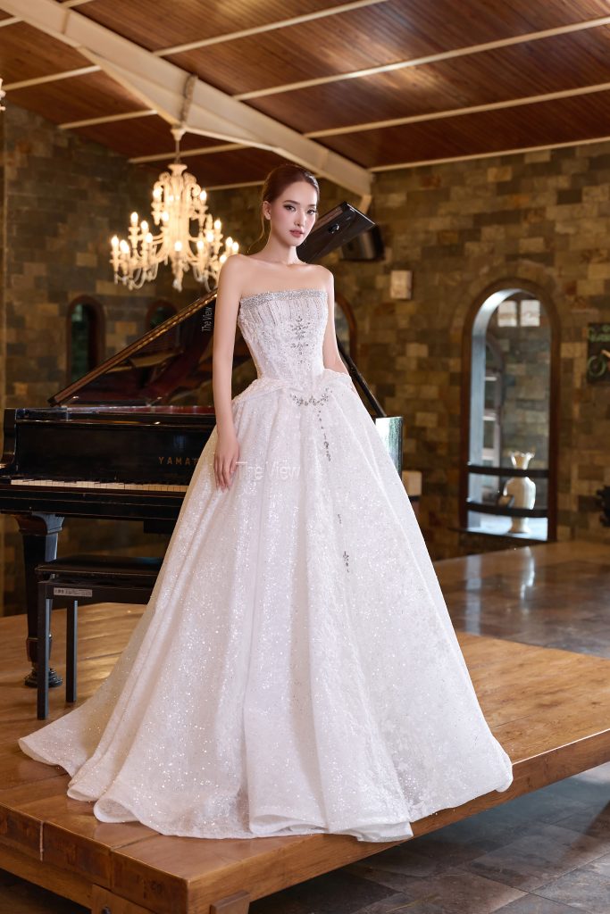 Váy cưới Peplum sang trọng họa tiết ren hoàng gia mặc đại lễ 