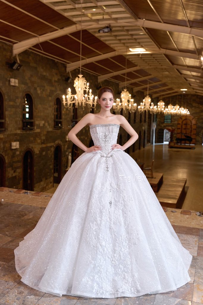 Váy cưới Peplum sang trọng họa tiết ren hoàng gia mặc đại lễ 