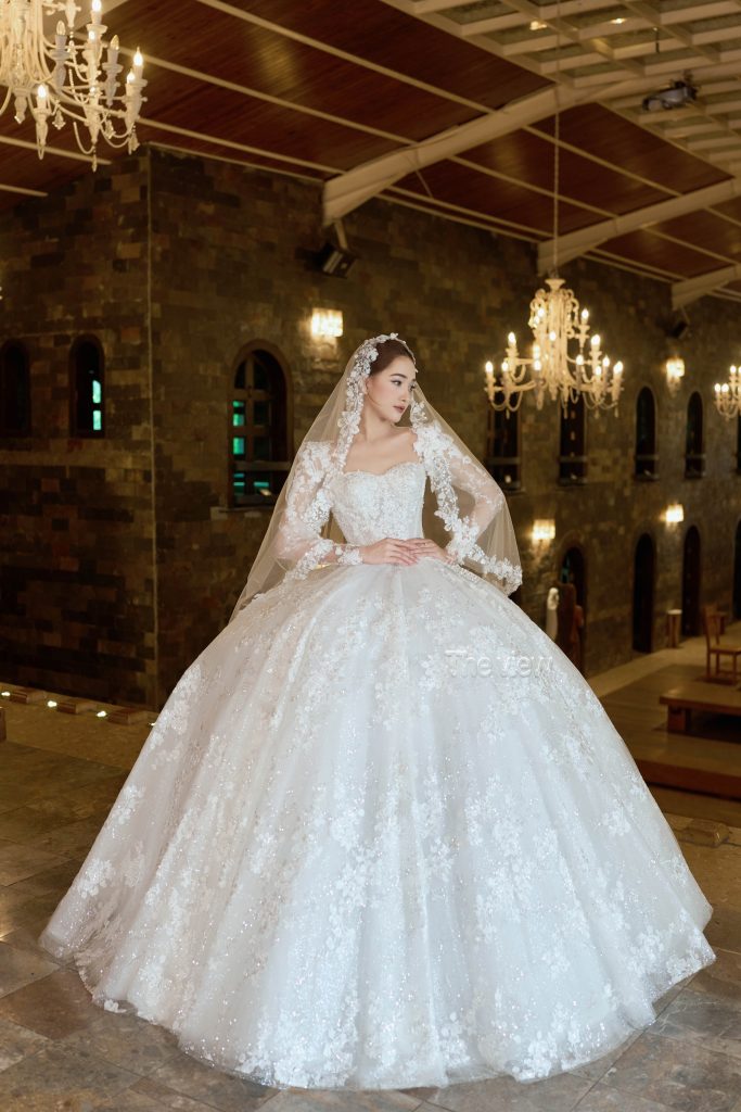 Váy cưới dài tay hở cổ chất liệu ren bling tùng xòe độn mặc cổng lễ chính 