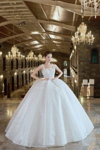 Váy cưới mặc được Hai kiểu, cổ vuông 2 dây và có trễ vai rời , phom váy xòe đứng cổng