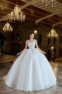 Váy cưới mặc được Hai kiểu, cổ vuông 2 dây và có trễ vai rời , phom váy xòe đứng cổng