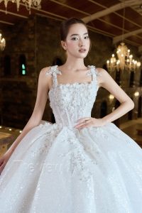 Váy cưới mặc được Hai kiểu, cổ vuông 2 dây và có trễ vai rời , phom váy xòe đứng cổng 544 Váy cưới mặc được Hai kiểu, cổ vuông 2 dây và có trễ vai rời , phom váy xòe đứng cổng