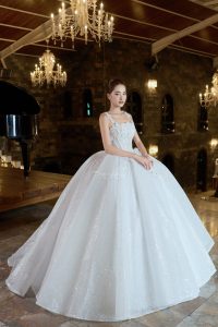 Váy cưới mặc được Hai kiểu, cổ vuông 2 dây và có trễ vai rời , phom váy xòe đứng cổng