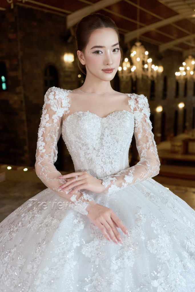Váy cưới dài tay hở cổ chất liệu ren bling tùng xòe độn mặc cổng lễ chính 