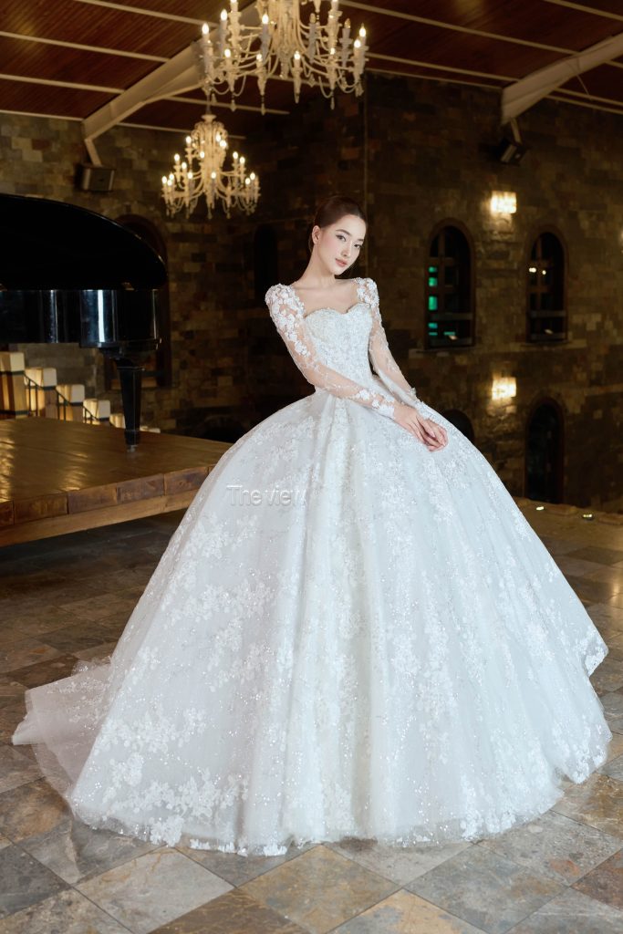 Váy cưới dài tay hở cổ chất liệu ren bling tùng xòe độn mặc cổng lễ chính 