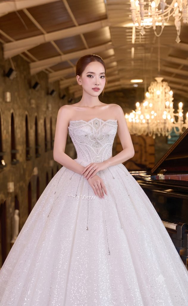 váy cưới tùng xòe lộng lẫy mặc xòe mặc đón khách đứng cổng đính đá 