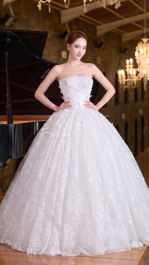 Áo cưới dáng xòe lộng lẫy mặc đại lễ