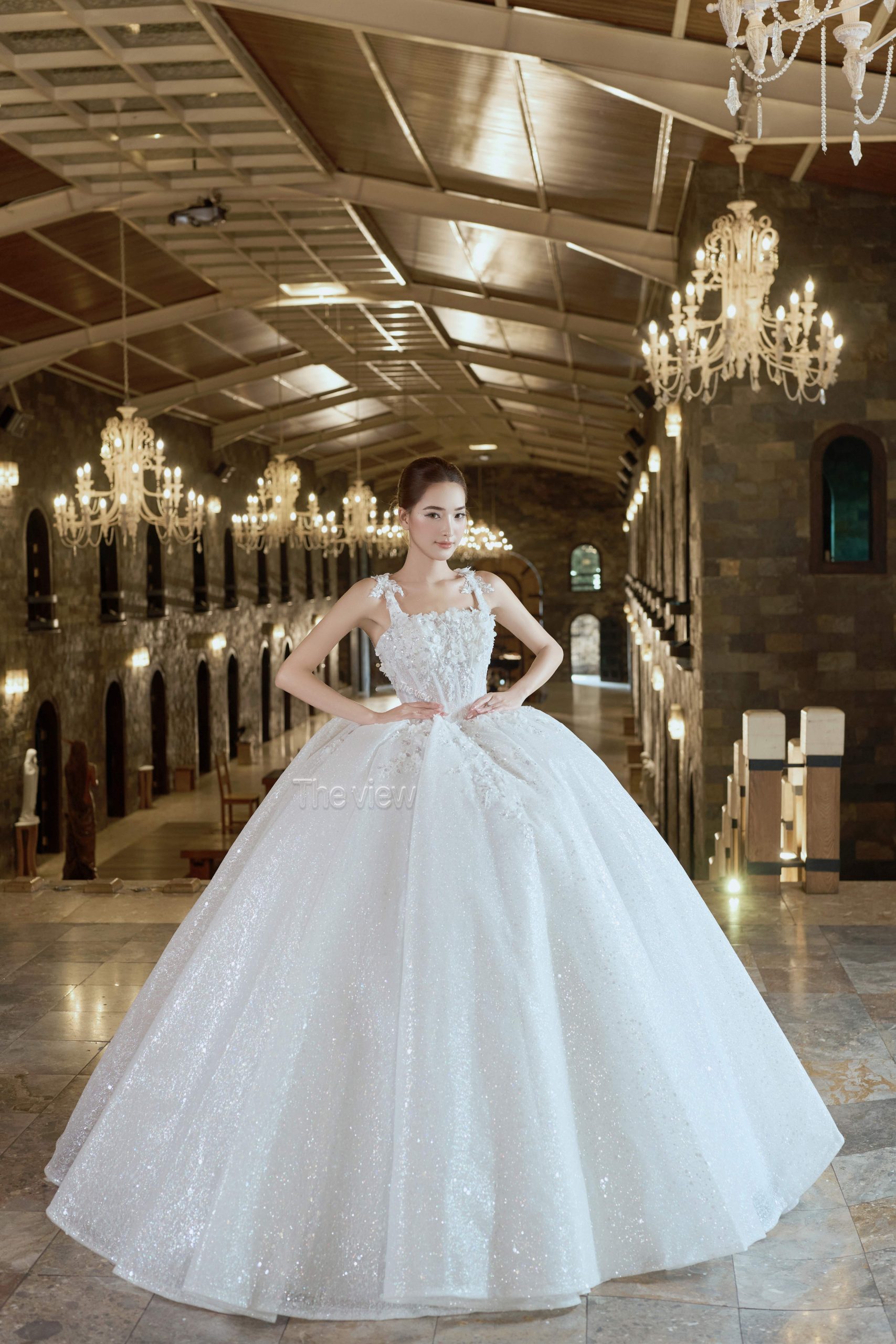 Váy cưới mặc được Hai kiểu, cổ vuông 2 dây và có trễ vai rời , phom váy xòe đứng cổng Váy cưới mặc được Hai kiểu, cổ vuông 2 dây và có trễ vai rời , phom váy xòe đứng cổng