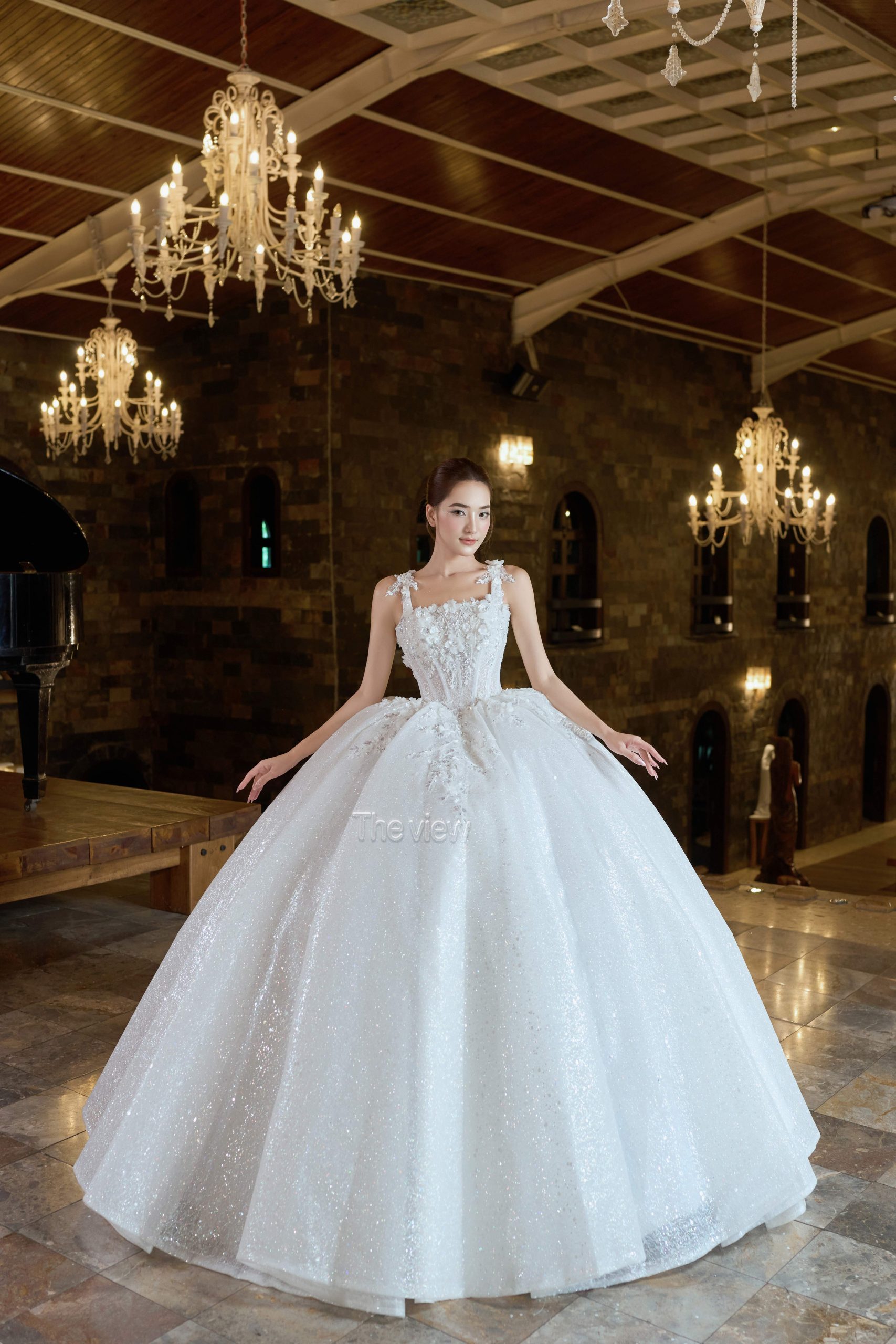Váy cưới mặc được Hai kiểu, cổ vuông 2 dây và có trễ vai rời , phom váy xòe đứng cổng Váy cưới mặc được Hai kiểu, cổ vuông 2 dây và có trễ vai rời , phom váy xòe đứng cổng