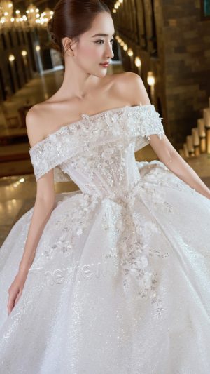 Váy cưới mặc được Hai kiểu, cổ vuông 2 dây và có trễ vai rời , phom váy xòe đứng cổng