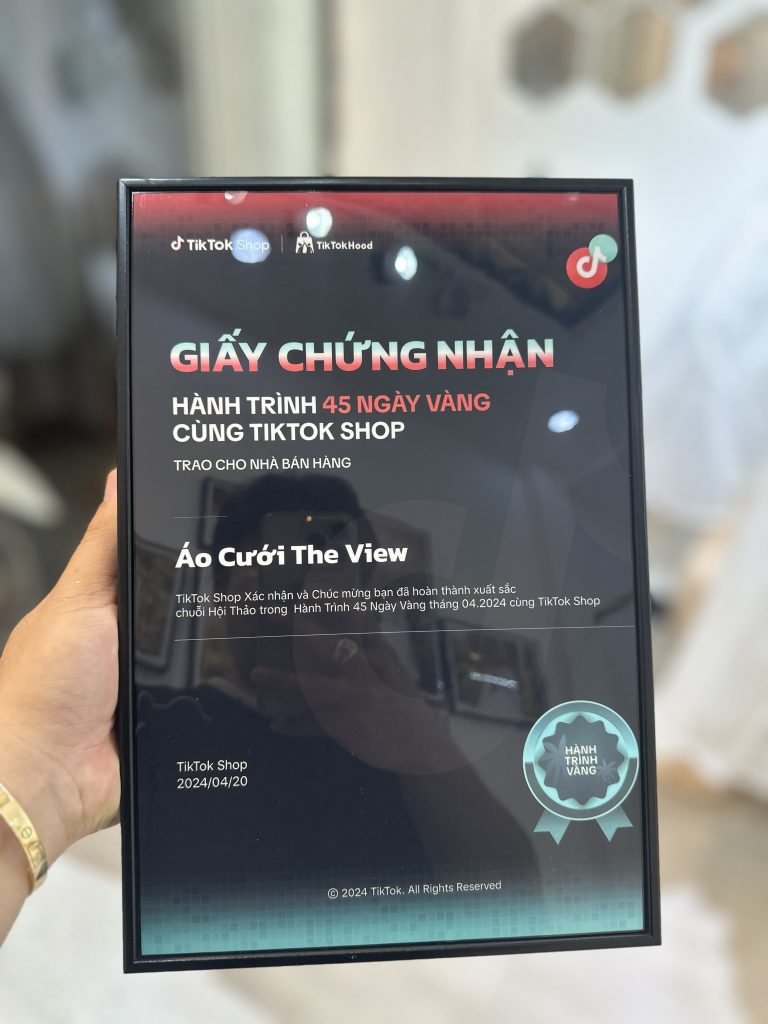 chứng nhận áo cưới the view