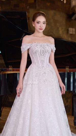 mẫu váy cưới trễ vai Đính Đá hoàng gia dành cho nàng thơ